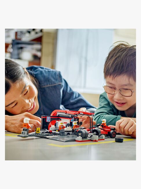 LEGO City 60443 F1-depotstopp og -team med Ferrari-bil