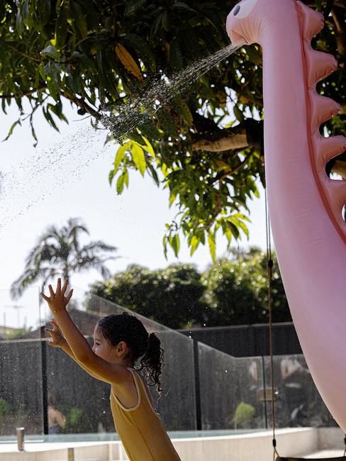 SUNNYLiFE Giant Dino  Oppblåsbar Sprinkler, Into the Wild Pink