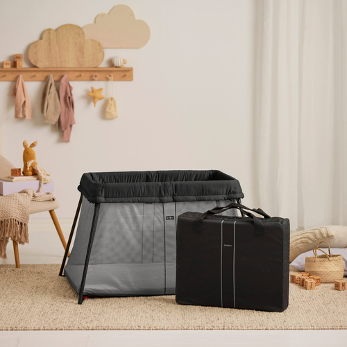 BabyBjörn Light Reiseseng med Stretchlaken, Svart