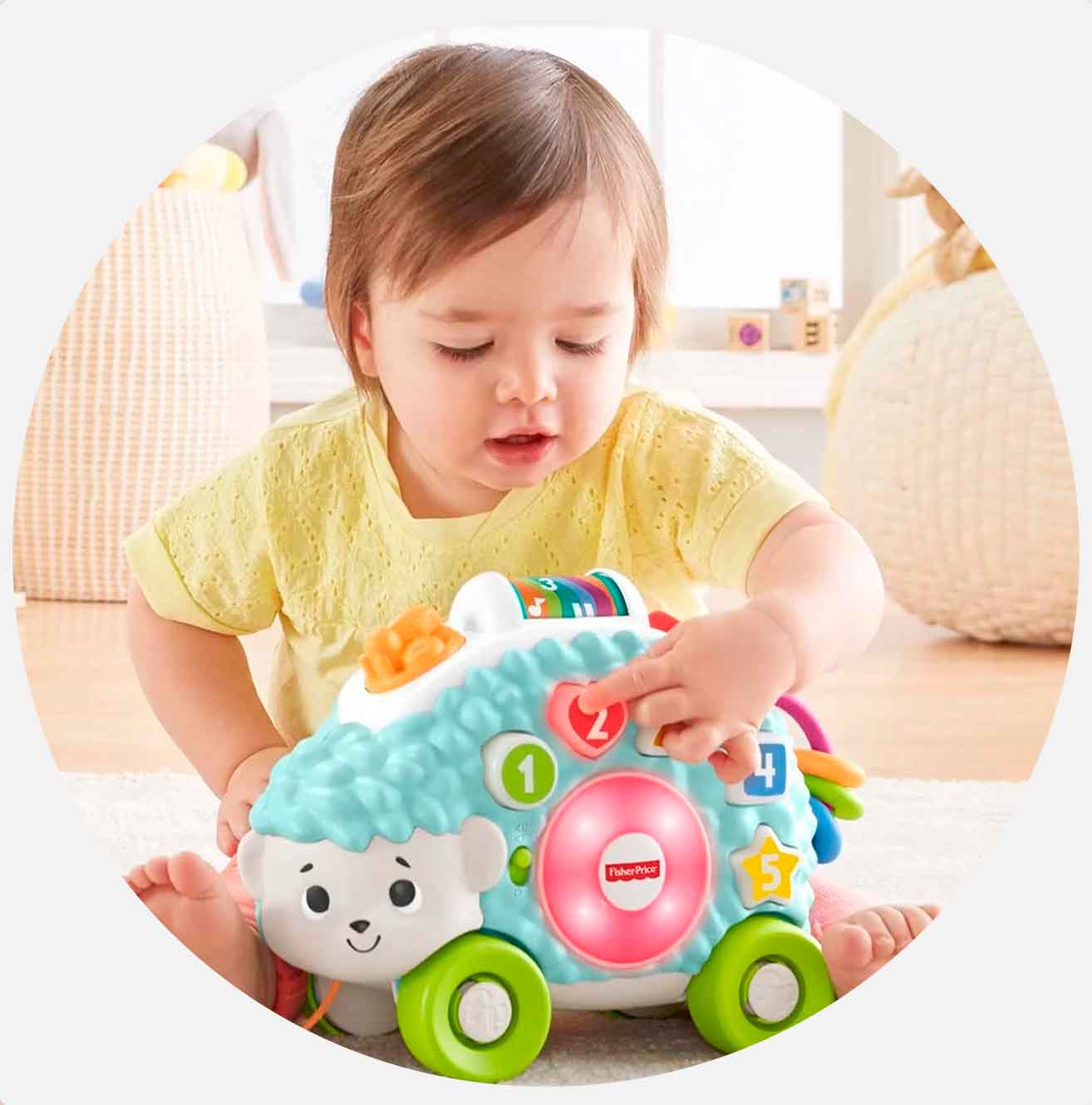 Barn leker med fargerik leketøysigelkott på gulvet.