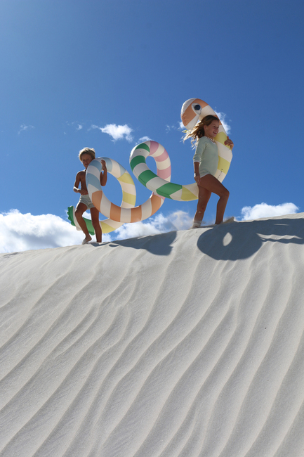 SUNNYLiFE  Stor Flyteleke, Poolside Sorbet Stripe