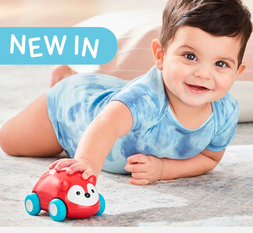 Baby leker med rød lekebil på gulvet.