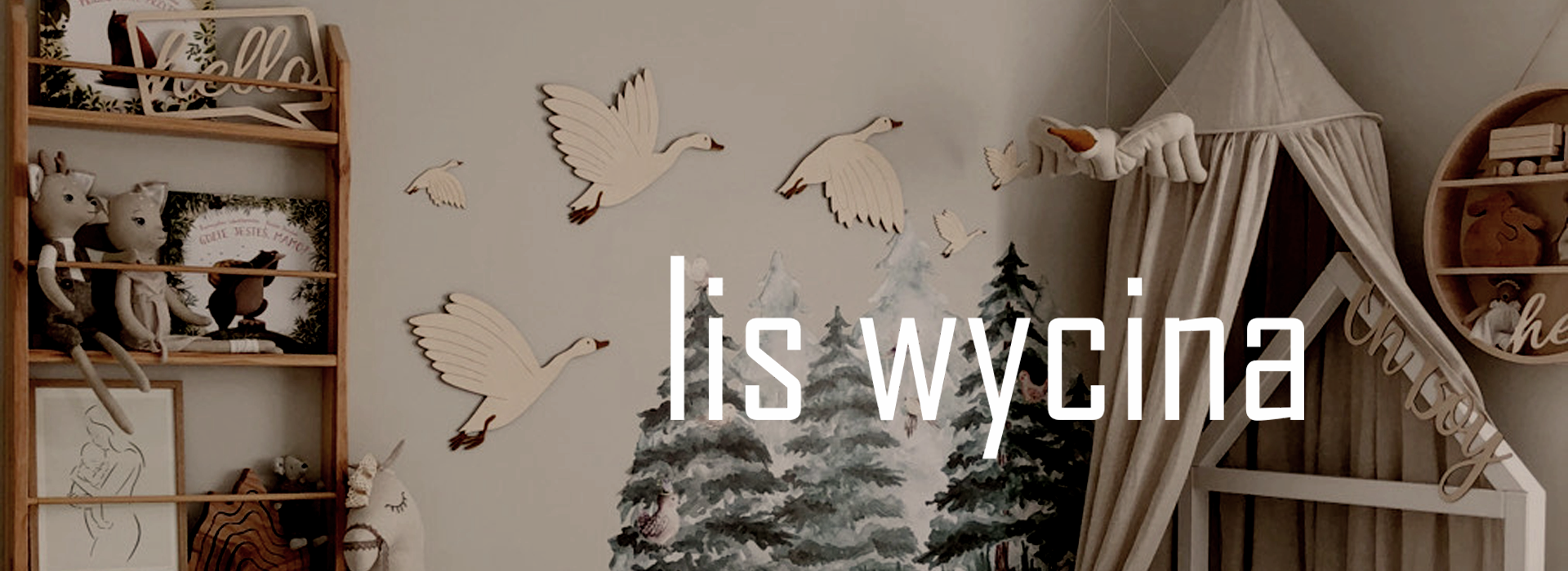 Barnerom med tredekorasjoner, leker og teksten 'lis wycina'.