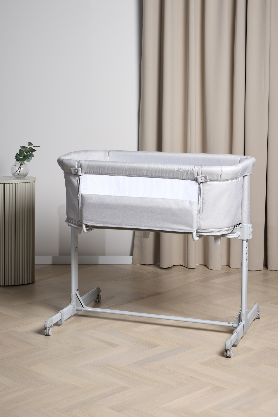 Beemoo CARE 2-i-1 Bedside Crib & Lekegrind, Light Grey