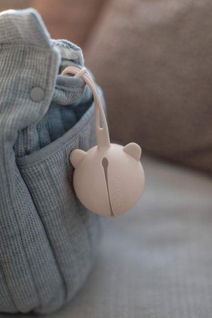 Å, Poppy! Nola smokkboks i silikon, linbeige