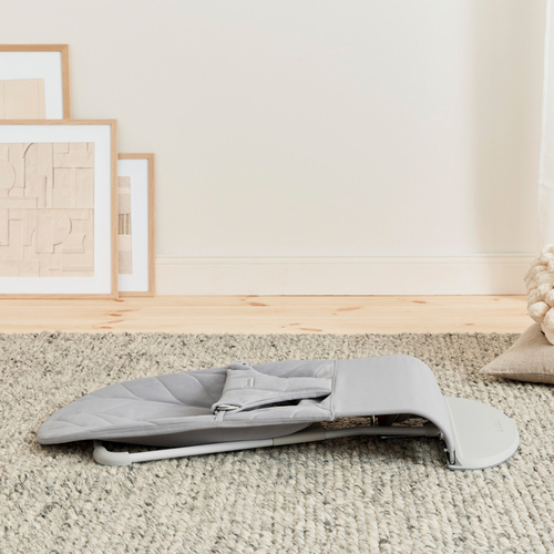 BabyBjörn Bliss Vippestol Vevet Bladmønstret Quilt, Lysegrå