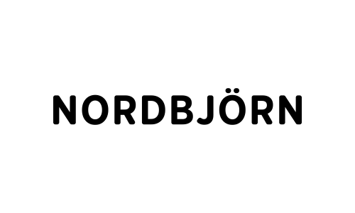 Adidas-logo, svart tekst på hvit bakgrunn.