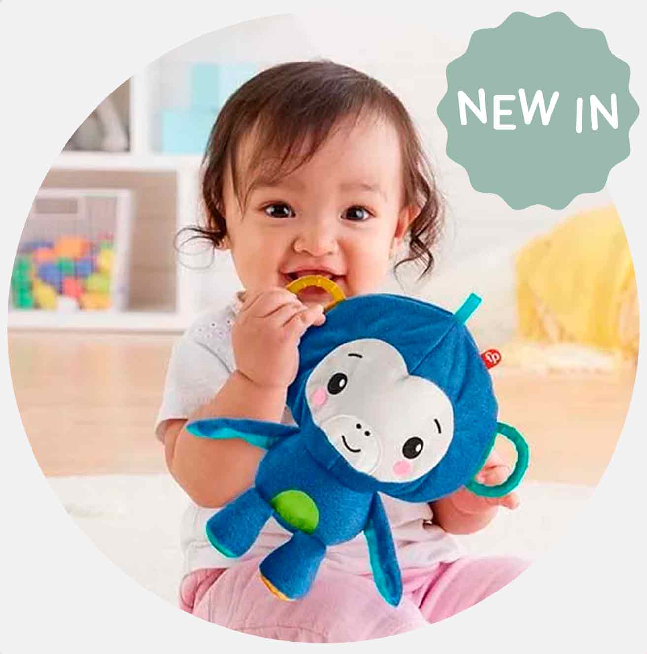 Baby med blått kosedyr og biteleke i gul ringform.