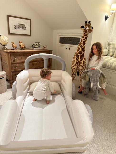 SUNNYLiFE  Oppblåsbar Barneseng, Summer Van Sand