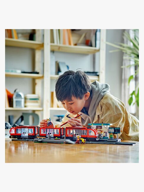 LEGO City 60423 Trikkeholdeplass