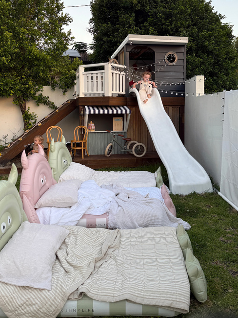 SUNNYLiFE  Oppblåsbar Barneseng, Monster Pink