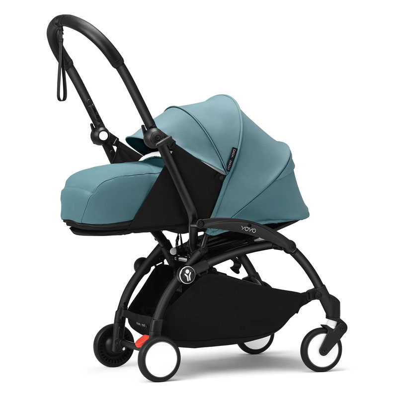 Turkis barnevogn med svart ramme.