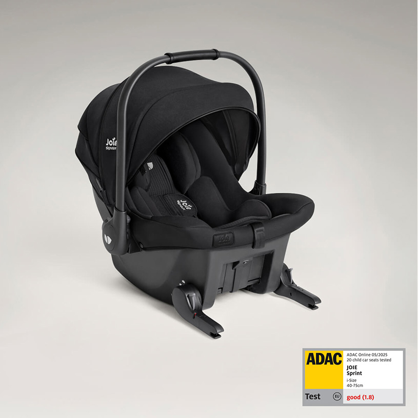 Svart bilstolbase med støtteben og ADAC-etikett.