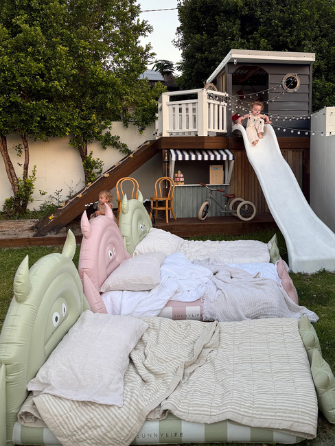 SUNNYLiFE  Oppblåsbar Barneseng, Monster Sage