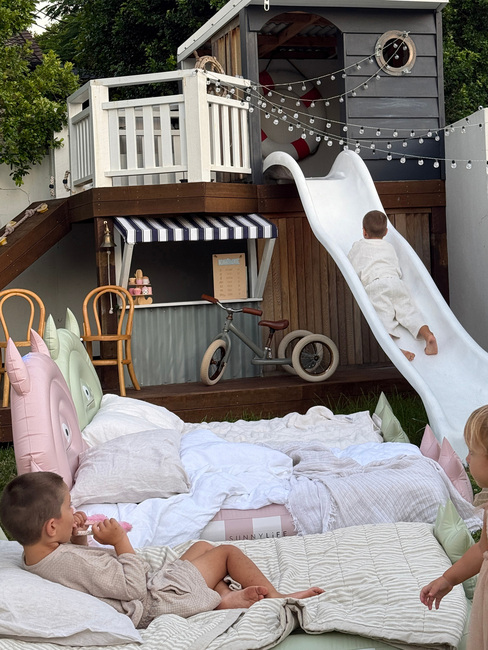 SUNNYLiFE  Oppblåsbar Barneseng, Monster Pink