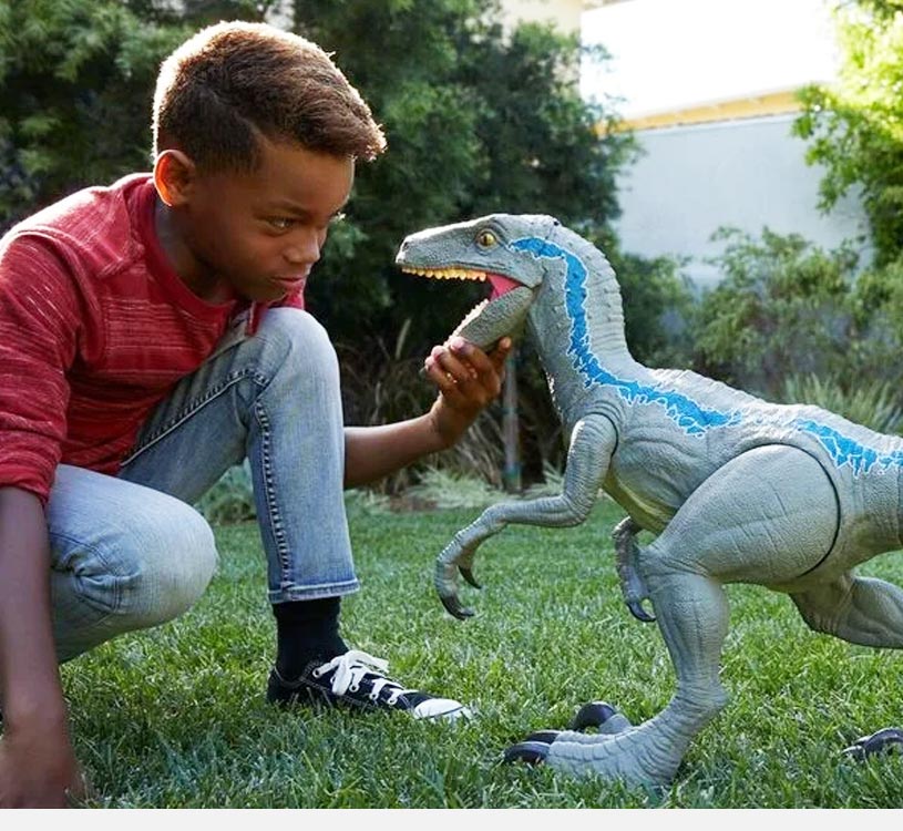 Barn leker med stor dinosaurleke i hagen.