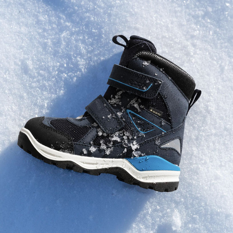 Vinterstøvel i snø, mørkeblå med borrelås.