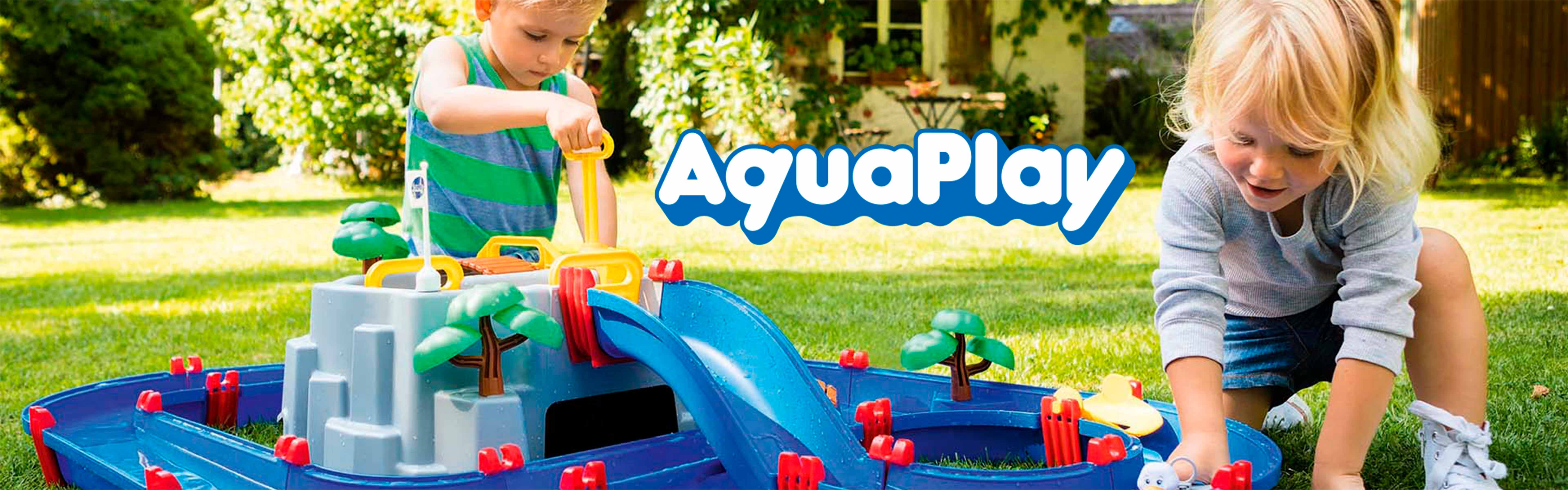 Barn leker med AquaPlay vannsett i hagen.