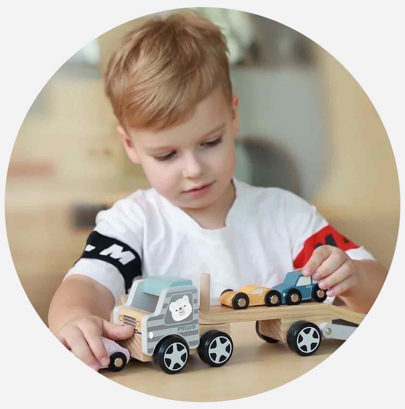 Barn leker med treleketøybiler og lastebil.