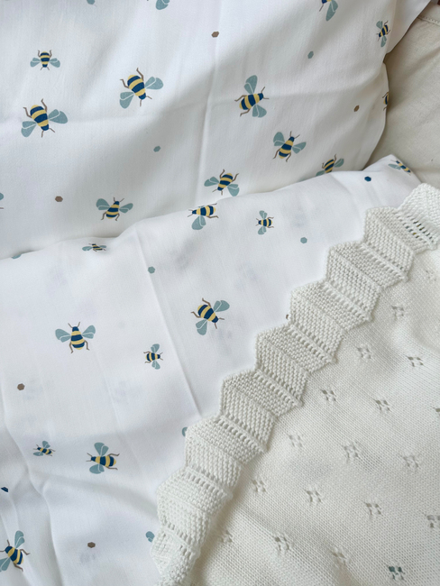 Vanilla Copenhagen Sengesett Baby 70x80, HoneyBee Happy