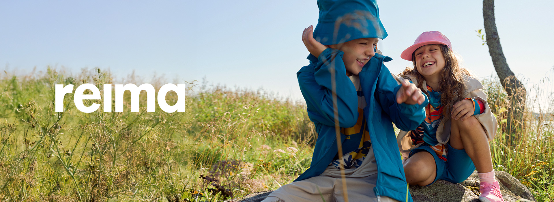 Barn leker i regnet med fargerike regnklær i skogen.
