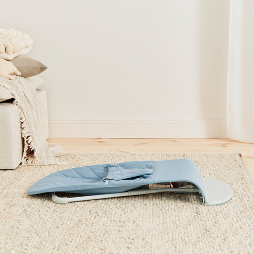 BabyBjörn Bliss Vippestol Vevet Bladmønstret Quilt, Blå