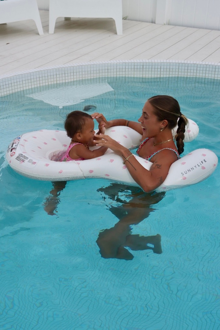 SUNNYLiFE Baby Float Together-  Oppblåsbar Flytemadrass, Strawberry Sunshine