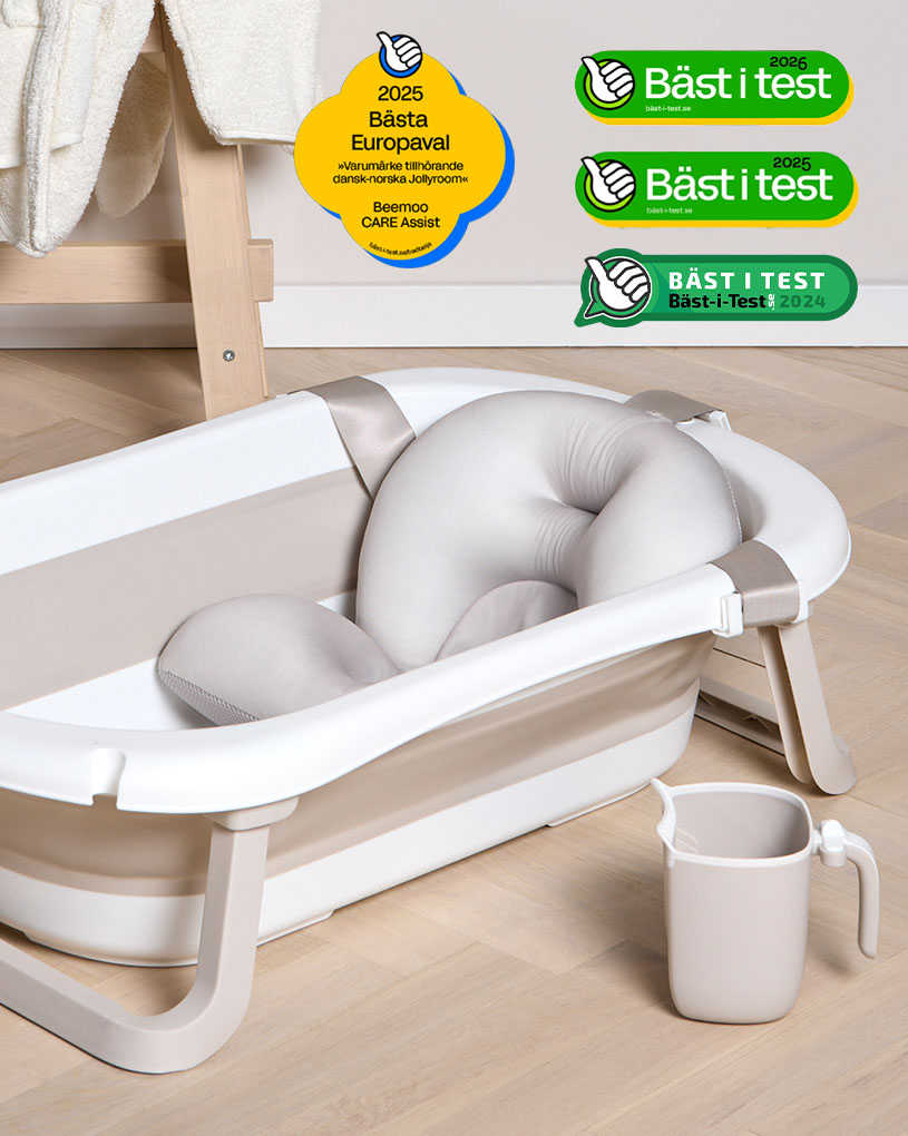 Sammenleggbart badekar med 'Best i test'-merke ved siden av en trebenk.