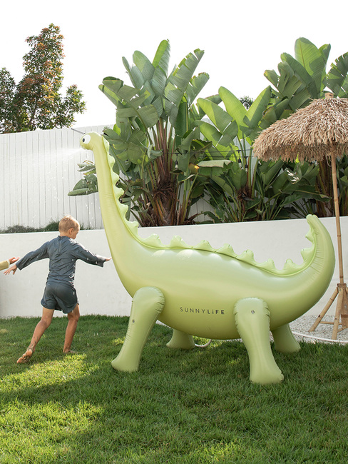 SUNNYLiFE Giant Dino  Oppblåsbar Sprinkler, Into the Wild Khaki