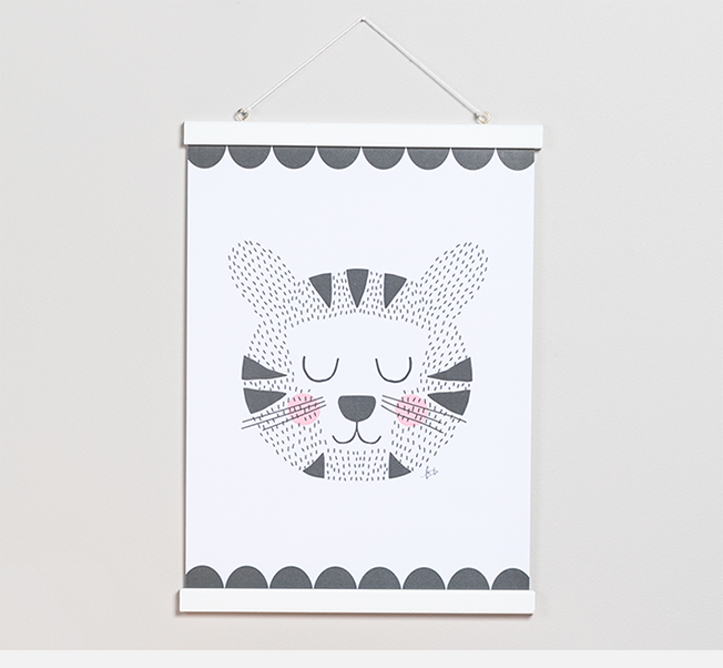 Illustrasjon av en sovende katt på en plakat med ensfarget bakgrunn.