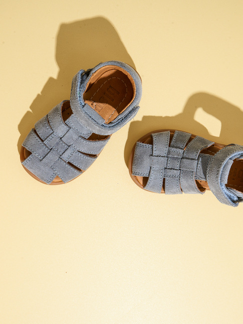 Bisgaard Carly Sandaler, Sky