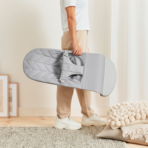 BabyBjörn Bliss Vippestol Vevet Bladmønstret Quilt, Lysegrå