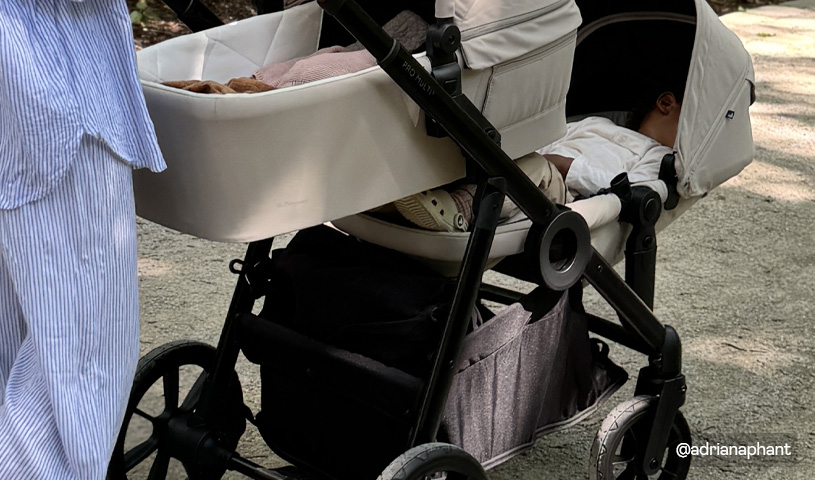 Detaljbilde av en søskenvogn, utendørs på trilletur