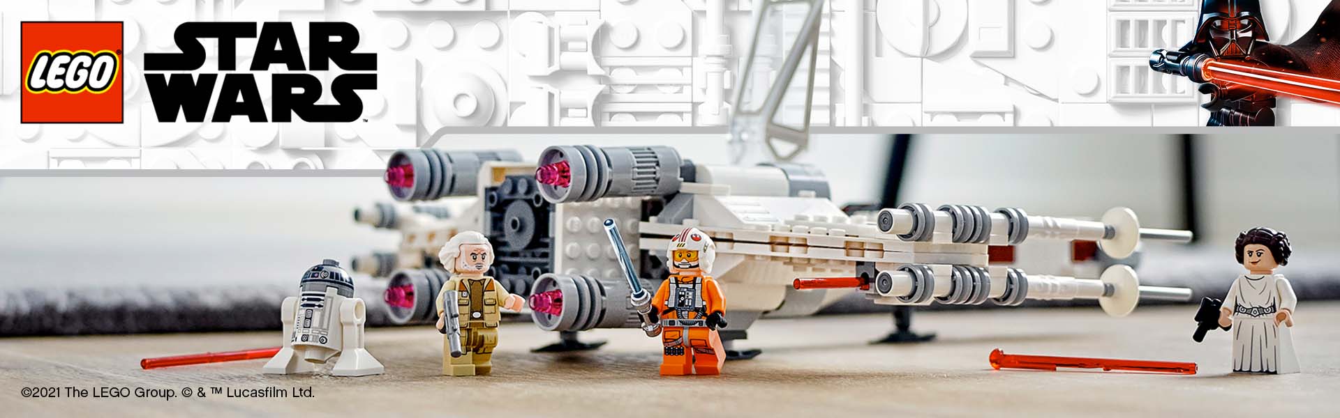 LEGO Star Wars-figurer og romskip på et bord.