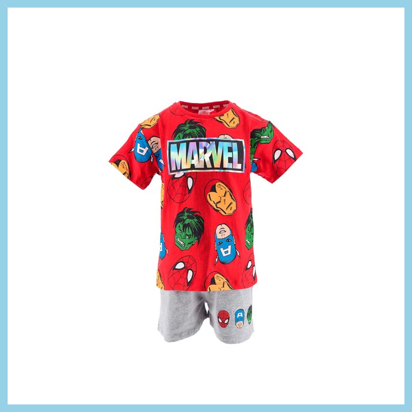 Rød Marvel T-skjorte med superheltansikter og grå shorts med Spiderman, tekst 'MARVEL'.