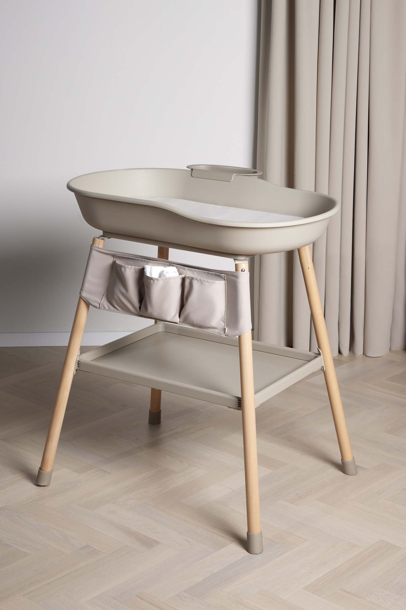 Beemoo CARE Ease Stellebord, Truffle Beige - Gulvstellebord & Stellekommoder - Tre