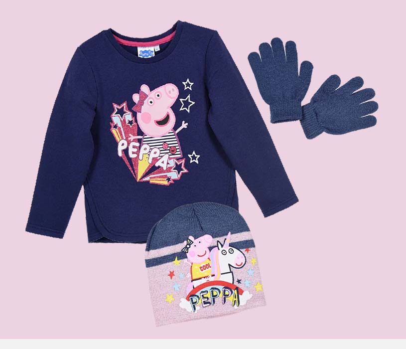 Blå genser, lue og hansker med Peppa Gris-motiv på rosa bakgrunn.