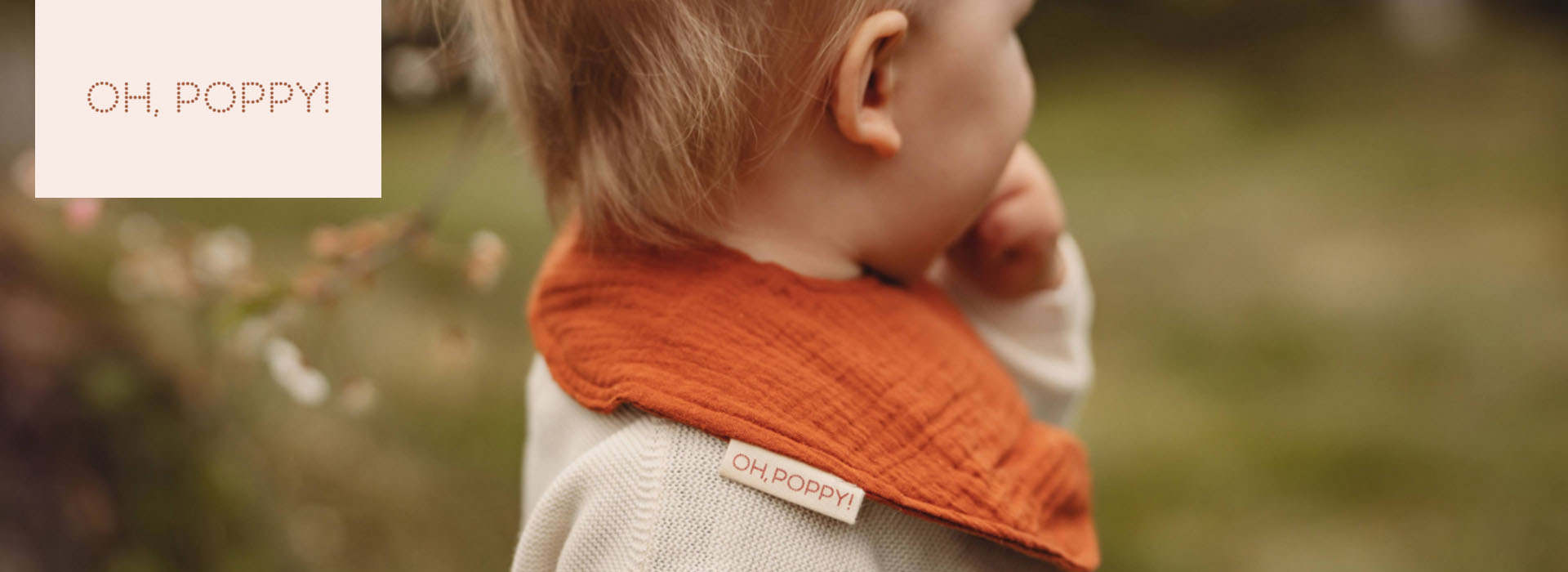 Barn med oransje skjerf, etikett "Oh, Poppy!"