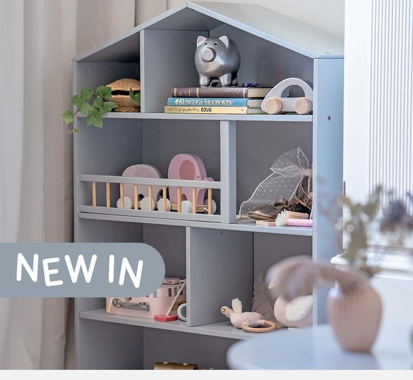 Blå hylle med leker, bøker og dekorasjoner.