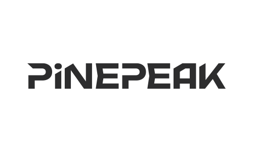 Logo med teksten 'PINEPEAK'.