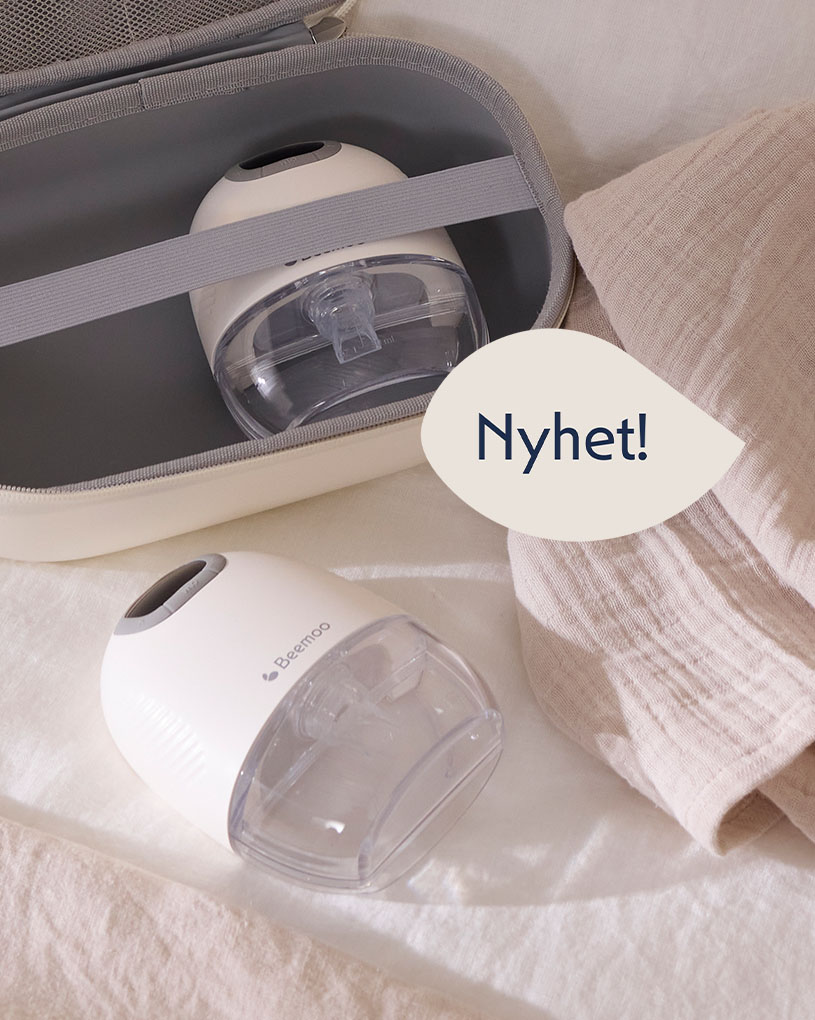 Kvinne går med barnevogn innendørs, tekst 'Nyhet!' foran.