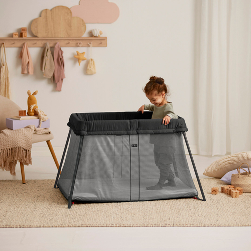 BabyBjörn Light Reiseseng med Stretchlaken, Svart
