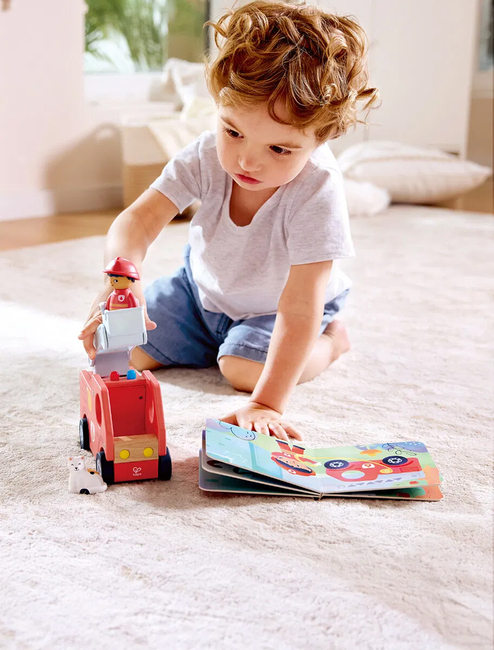 Hape Eventyrbok med Lekesett The Roaring Fire Truck