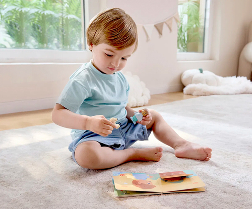 Hape Eventyrbok med Lekesett The Dog's New Friend