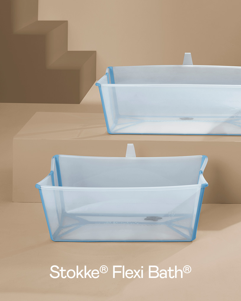 Gjennomsiktig badebalje med blå kanter på beige bakgrunn.