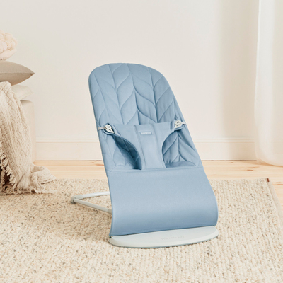BabyBjörn Bliss Vippestol Vevet Bladmønstret Quilt, Blå