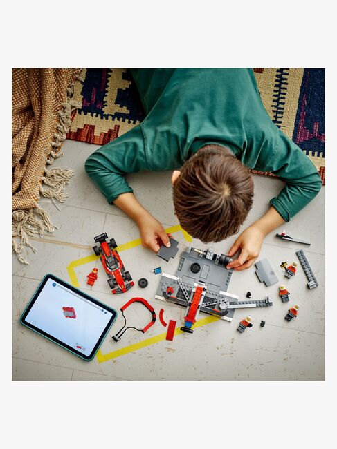 LEGO City 60443 F1-depotstopp og -team med Ferrari-bil