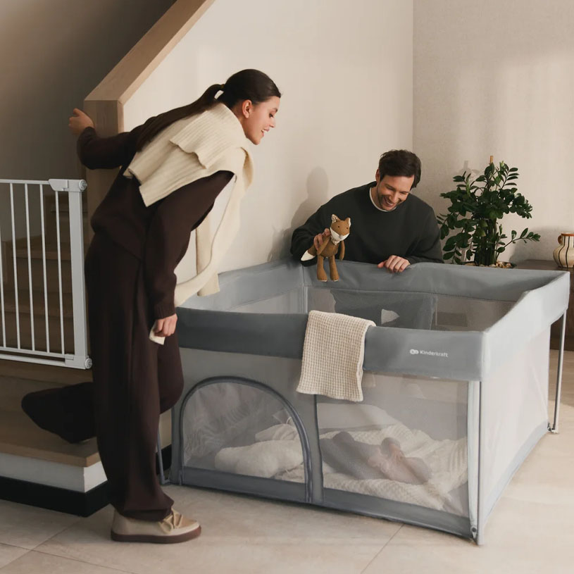 Familie med barnevogn og koffert på flyplassen.