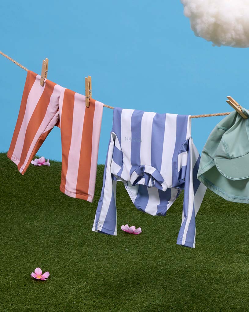 Barn i leopardmønstret drakt leker i oppblåsbar basseng.