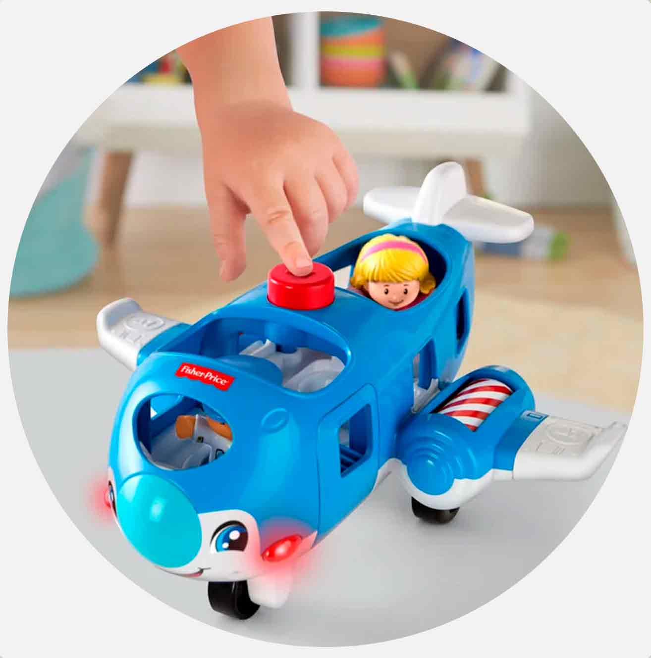 Barn trykker på knapp på blått lekefly med figur.